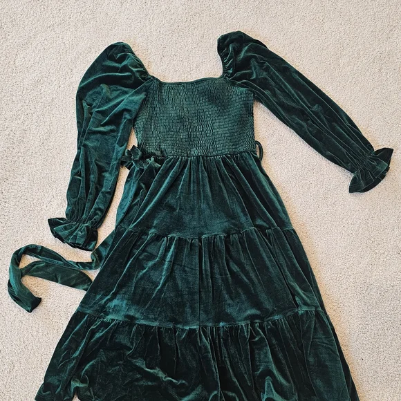 Womens Elegant Green Velvet Dress - Picture 3 of 3